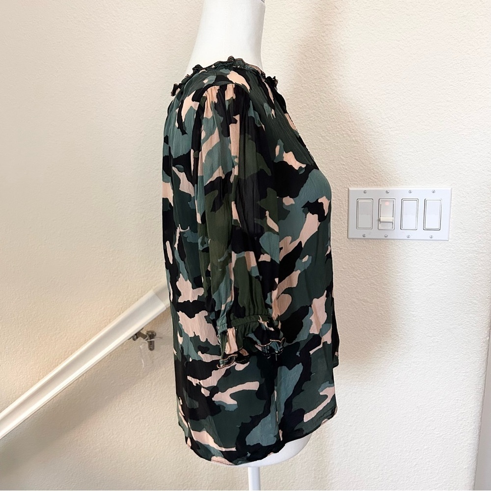 $198 Velvet by Graham & Spencer Vika Camo Print Blouse size M short sleeve - Picture 4 of 8